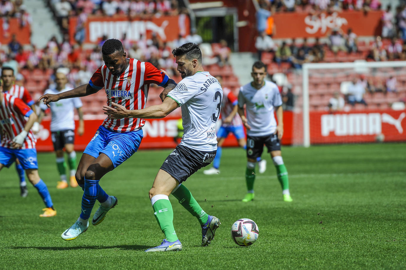 Fotos: Imágenes del partido Sporting-Racing en El Molinón