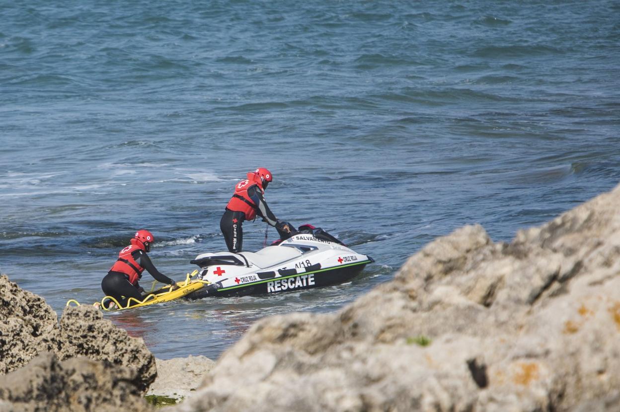 Equipo de rescate en la playa de Valdearenas, en Liencres. 