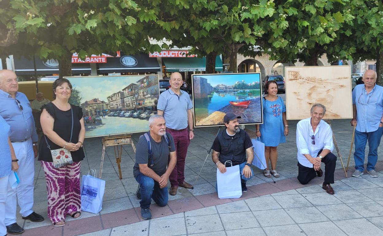 Los ganadores junto al jurado con las obras premiadas