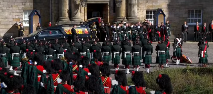 Directo | Miles de personas se despiden en Saint Giles de Isabel II