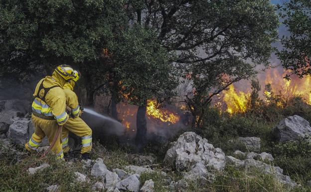 El incendio en Peña Cabarga sigue activo a pesar de la lluvia caída