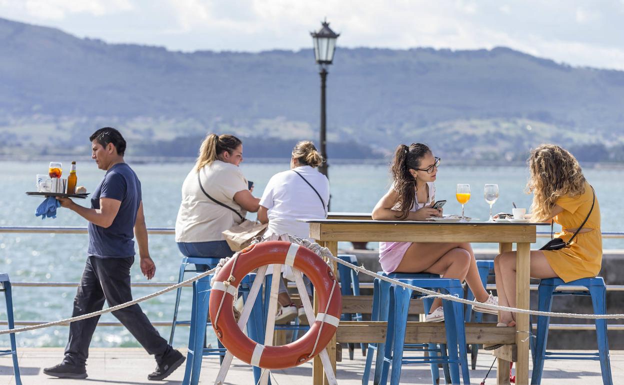 Imagen de una terraza de Santander este martes