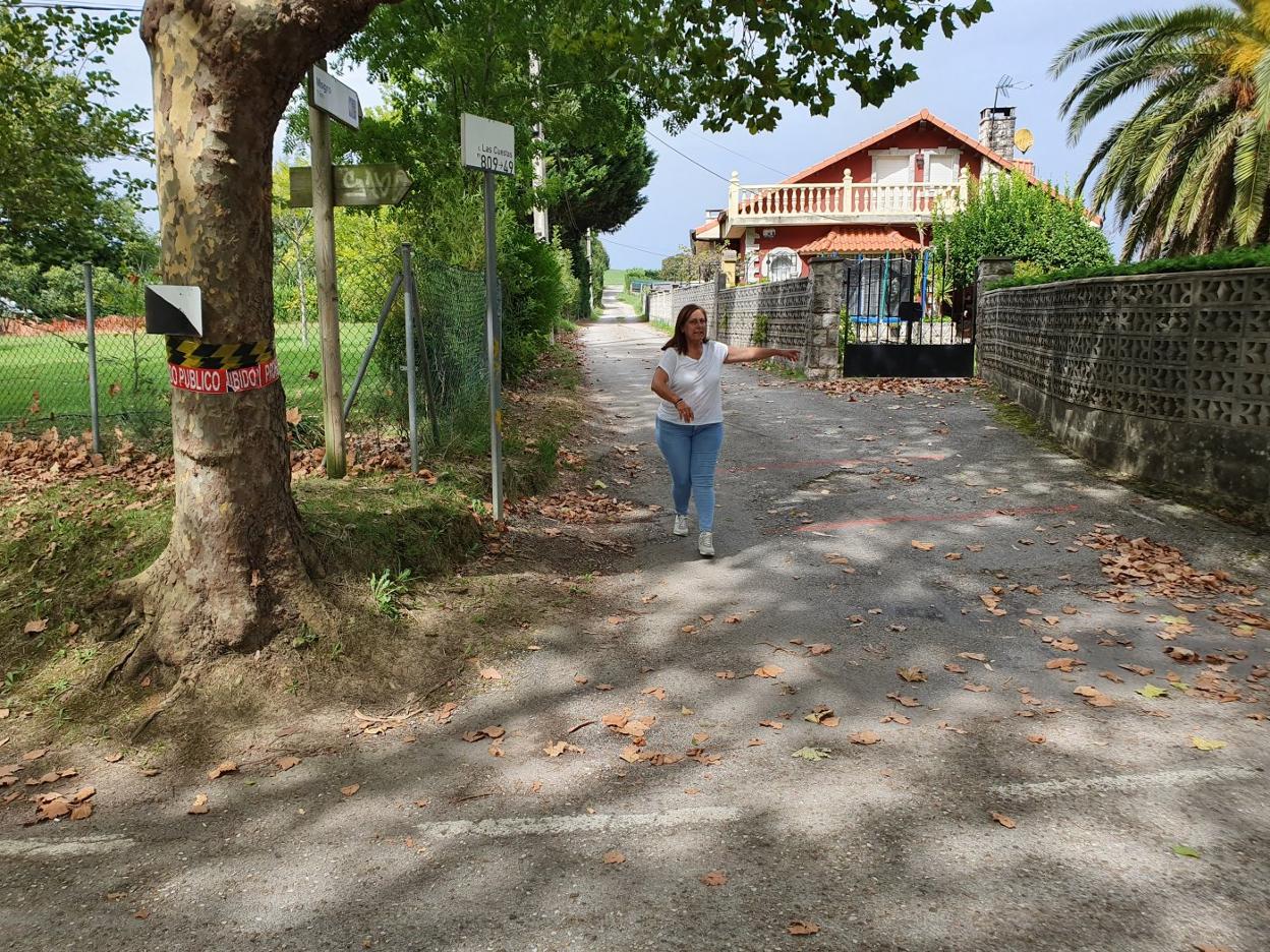 Rosa María Madariaga, junto a las marcas, en rojo, a donde llegará la nueva rotonda junto a su casa. 