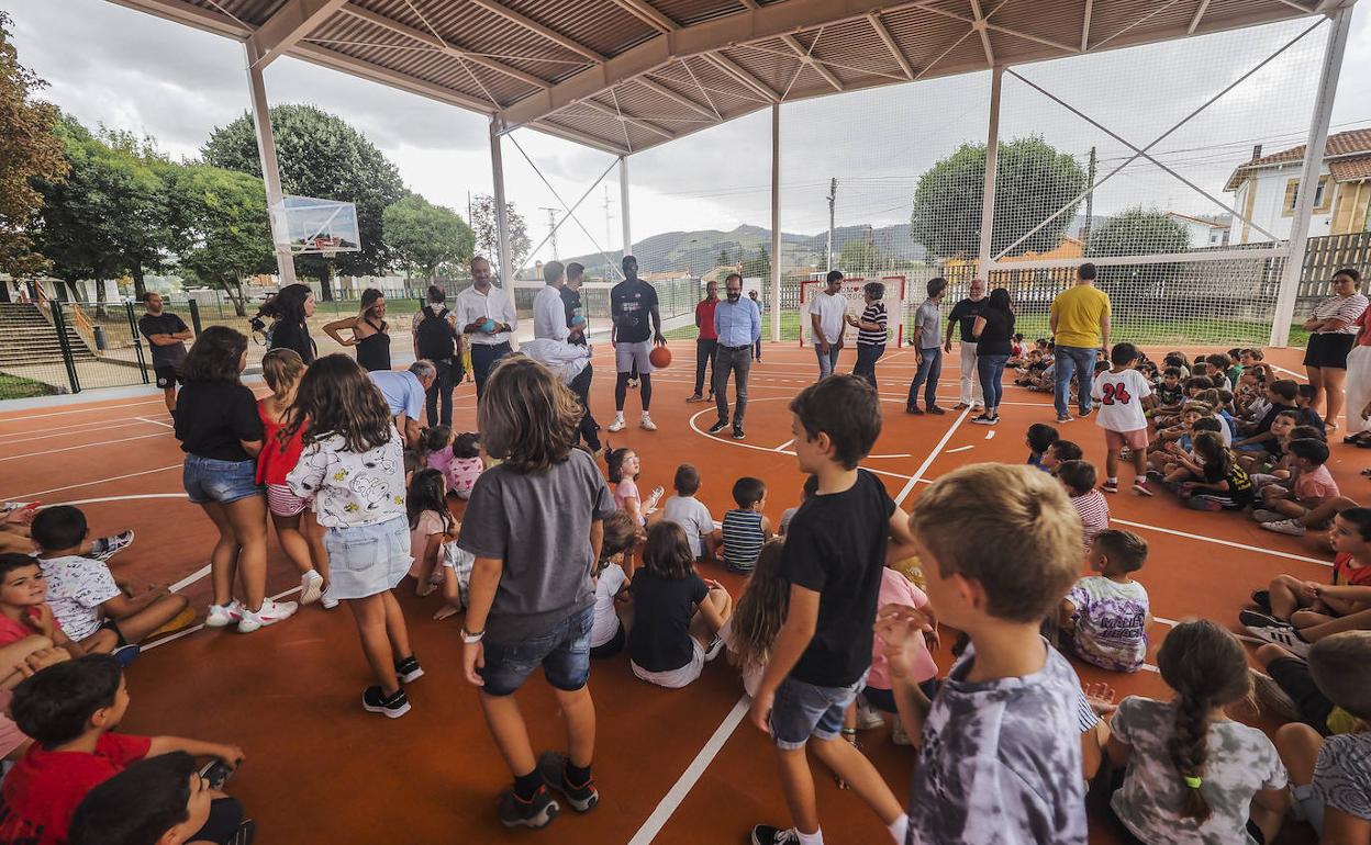 Alumnos juegan durante la inauguración de la estructura en el Colegio Pintor Escudero Espronceda de Tanos.