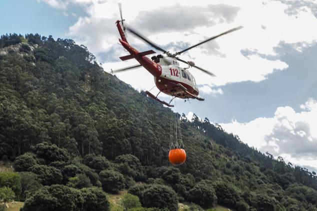 Imágenes tomadas esta noche por vecinos de Solares y de otros puntos, en las que se ven focos en terrenos de Sobremazas, San Vitores y Heras. Por la mañana, sigue habiendo bastantes focos activos y los bomberos forestales han tenido que entrar en propiedades particulares de Santiago de Cudeyo para poder acceder a algunos de los fuegos.