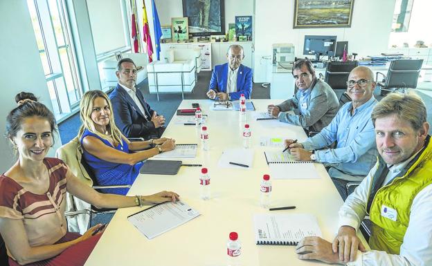 De izq. a dcha. Marta Mena, Gema Coria, Óscar Sánchez, Javier López Marcano, Ignacio Pérez, Pedro López y Manuel Redondo. 