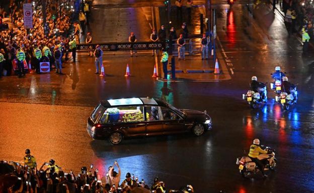 El coche fúnebre llega escoltado al Palacio de Buckingham. 