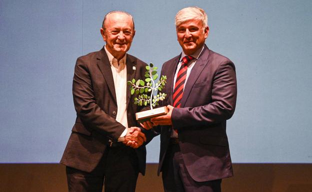 Javier López Marcano entrega el premio a César Oruña.