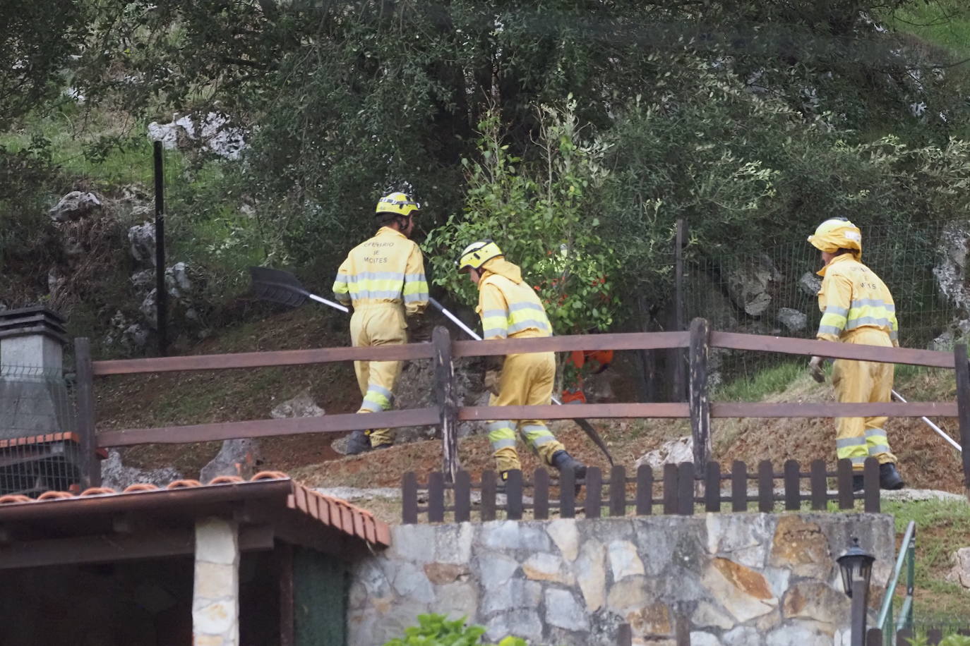 Imágenes tomadas esta noche por vecinos de Solares y de otros puntos, en las que se ven focos en terrenos de Sobremazas, San Vitores y Heras. Por la mañana, sigue habiendo bastantes focos activos y los bomberos forestales han tenido que entrar en propiedades particulares de Santiago de Cudeyo para poder acceder a algunos de los fuegos.