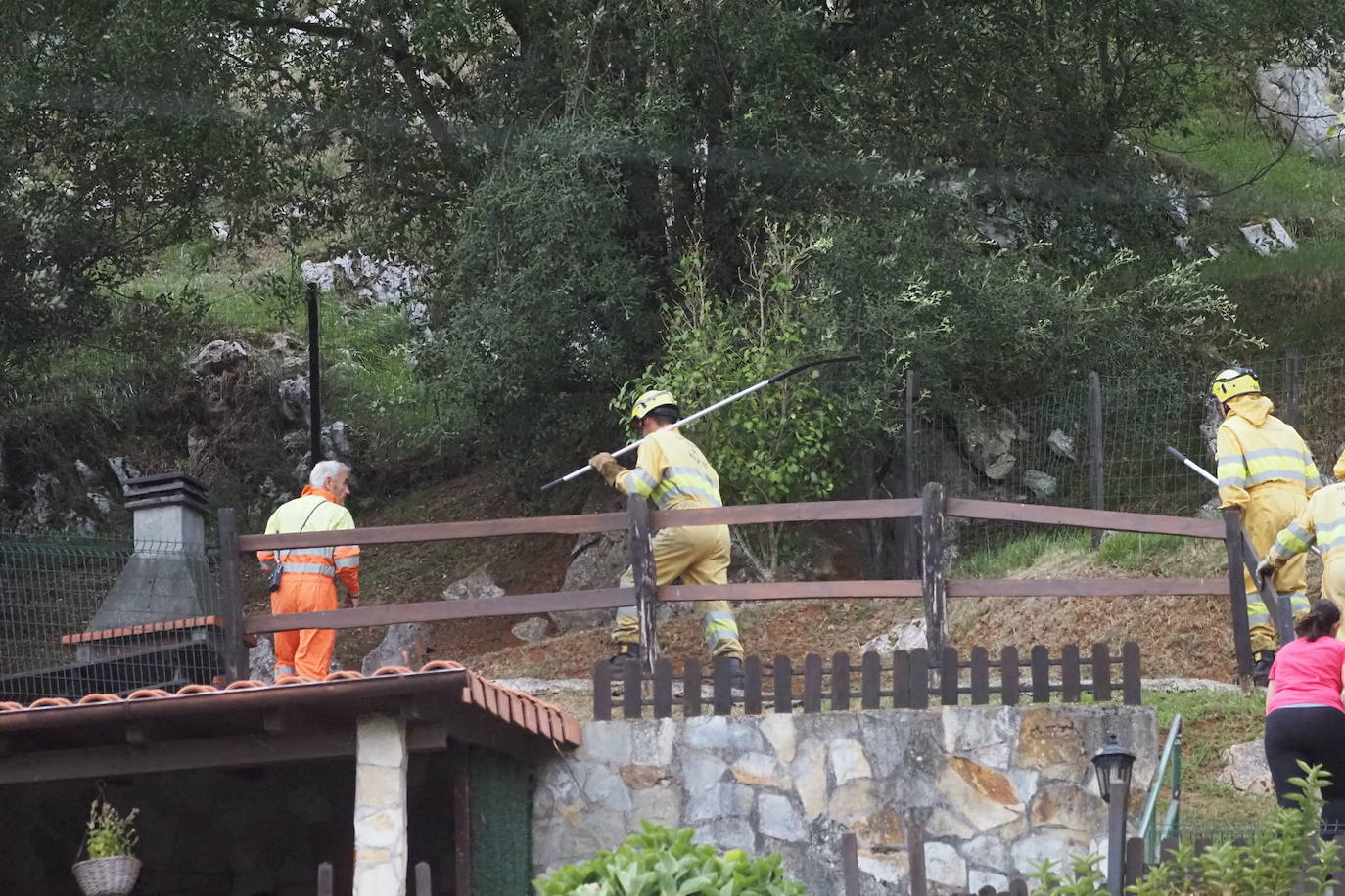 Imágenes tomadas esta noche por vecinos de Solares y de otros puntos, en las que se ven focos en terrenos de Sobremazas, San Vitores y Heras. Por la mañana, sigue habiendo bastantes focos activos y los bomberos forestales han tenido que entrar en propiedades particulares de Santiago de Cudeyo para poder acceder a algunos de los fuegos.