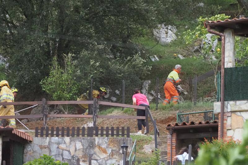 Imágenes tomadas esta noche por vecinos de Solares y de otros puntos, en las que se ven focos en terrenos de Sobremazas, San Vitores y Heras. Por la mañana, sigue habiendo bastantes focos activos y los bomberos forestales han tenido que entrar en propiedades particulares de Santiago de Cudeyo para poder acceder a algunos de los fuegos.