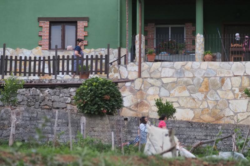 Imágenes tomadas esta noche por vecinos de Solares y de otros puntos, en las que se ven focos en terrenos de Sobremazas, San Vitores y Heras. Por la mañana, sigue habiendo bastantes focos activos y los bomberos forestales han tenido que entrar en propiedades particulares de Santiago de Cudeyo para poder acceder a algunos de los fuegos.