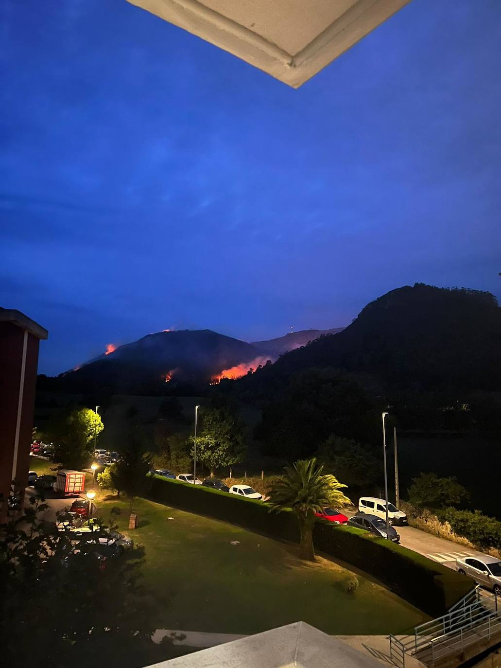 Imágenes tomadas esta noche por vecinos de Solares y de otros puntos, en las que se ven focos en terrenos de Sobremazas, San Vitores y Heras. Por la mañana, sigue habiendo bastantes focos activos y los bomberos forestales han tenido que entrar en propiedades particulares de Santiago de Cudeyo para poder acceder a algunos de los fuegos.