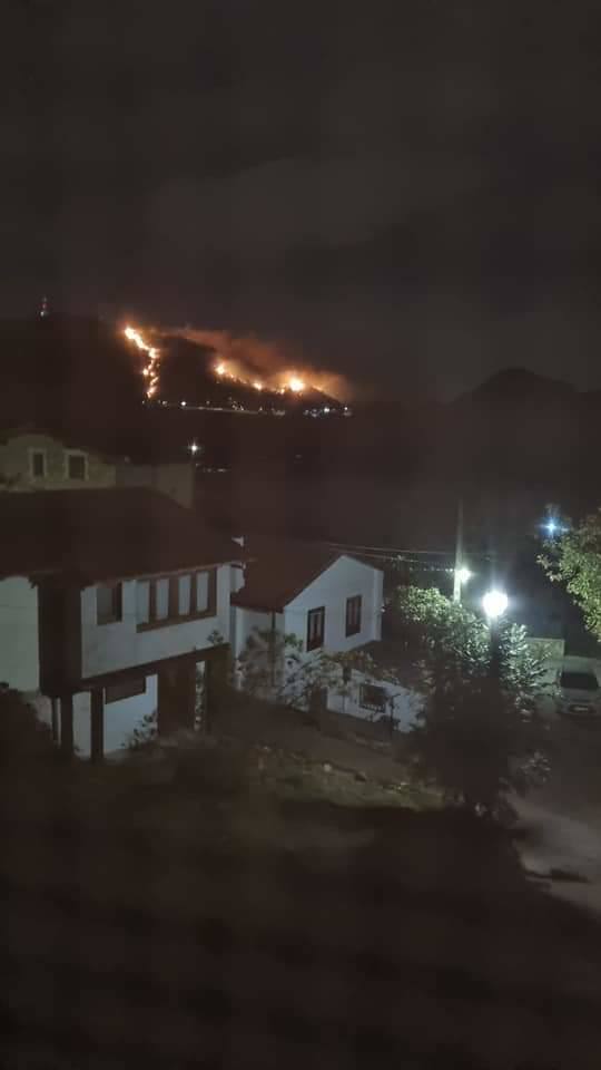 Imágenes tomadas esta noche por vecinos de Solares y de otros puntos, en las que se ven focos en terrenos de Sobremazas, San Vitores y Heras. Por la mañana, sigue habiendo bastantes focos activos y los bomberos forestales han tenido que entrar en propiedades particulares de Santiago de Cudeyo para poder acceder a algunos de los fuegos.