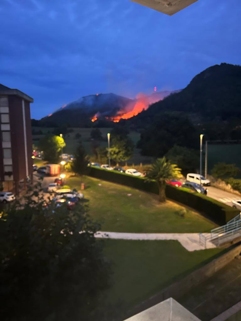 Imágenes tomadas esta noche por vecinos de Solares y de otros puntos, en las que se ven focos en terrenos de Sobremazas, San Vitores y Heras. Por la mañana, sigue habiendo bastantes focos activos y los bomberos forestales han tenido que entrar en propiedades particulares de Santiago de Cudeyo para poder acceder a algunos de los fuegos.