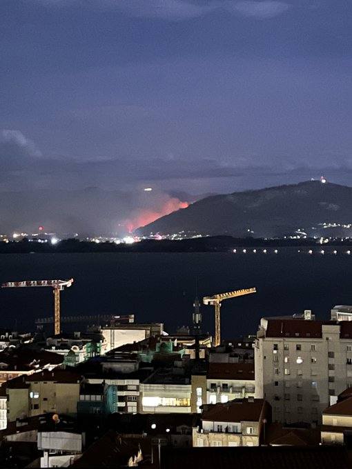 Imágenes tomadas esta noche por vecinos de Solares y de otros puntos, en las que se ven focos en terrenos de Sobremazas, San Vitores y Heras. Por la mañana, sigue habiendo bastantes focos activos y los bomberos forestales han tenido que entrar en propiedades particulares de Santiago de Cudeyo para poder acceder a algunos de los fuegos.