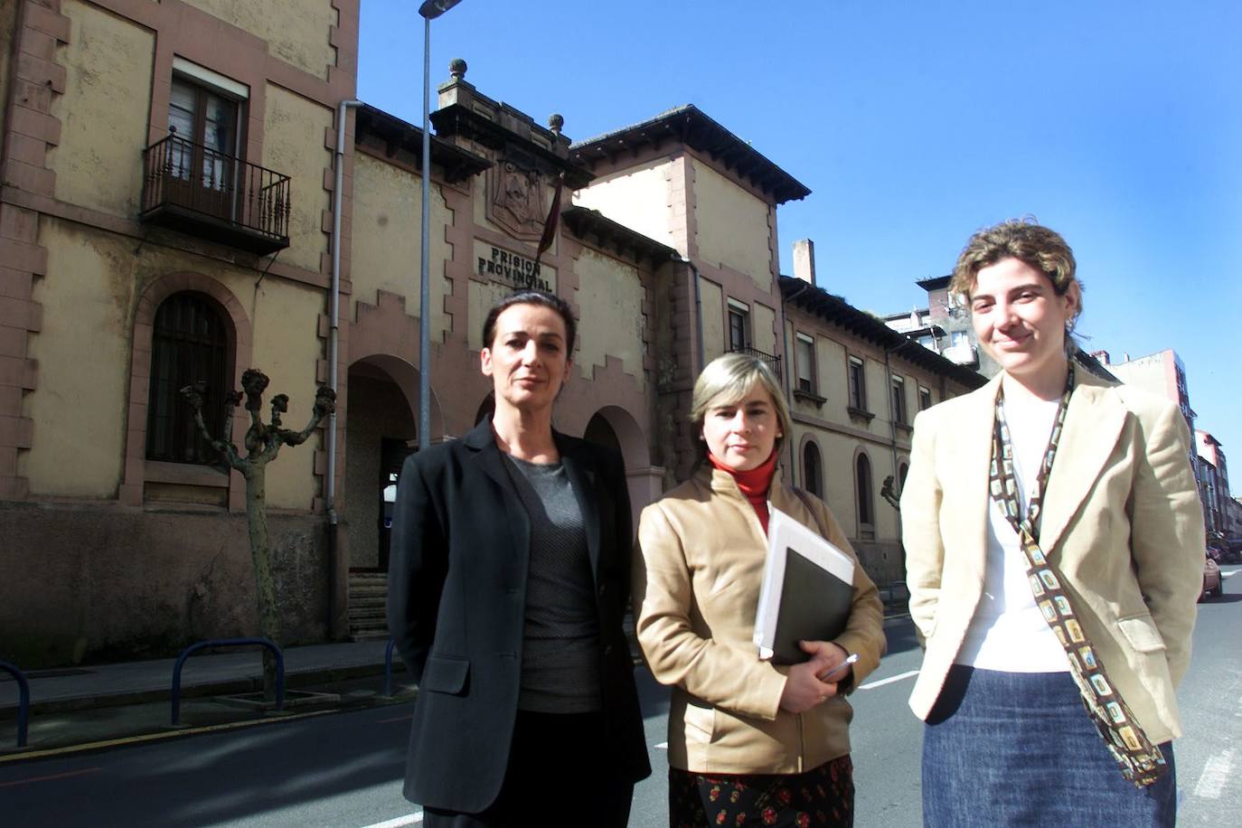 15/04/2004. Programa de ayuda a las presas de la Prisión Provincial. De izq. a dcha, la concejala Carmen Ruiz; la psicóloga Mercedes Perales; y Sofía Neches, subdirectora de la Prisión Provincial