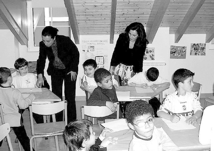 27/03/2006. Carmen Ruiz junto a su compañera Carmen Martín durante la clasura de los talleres de salud de la ludoteca de Santander.