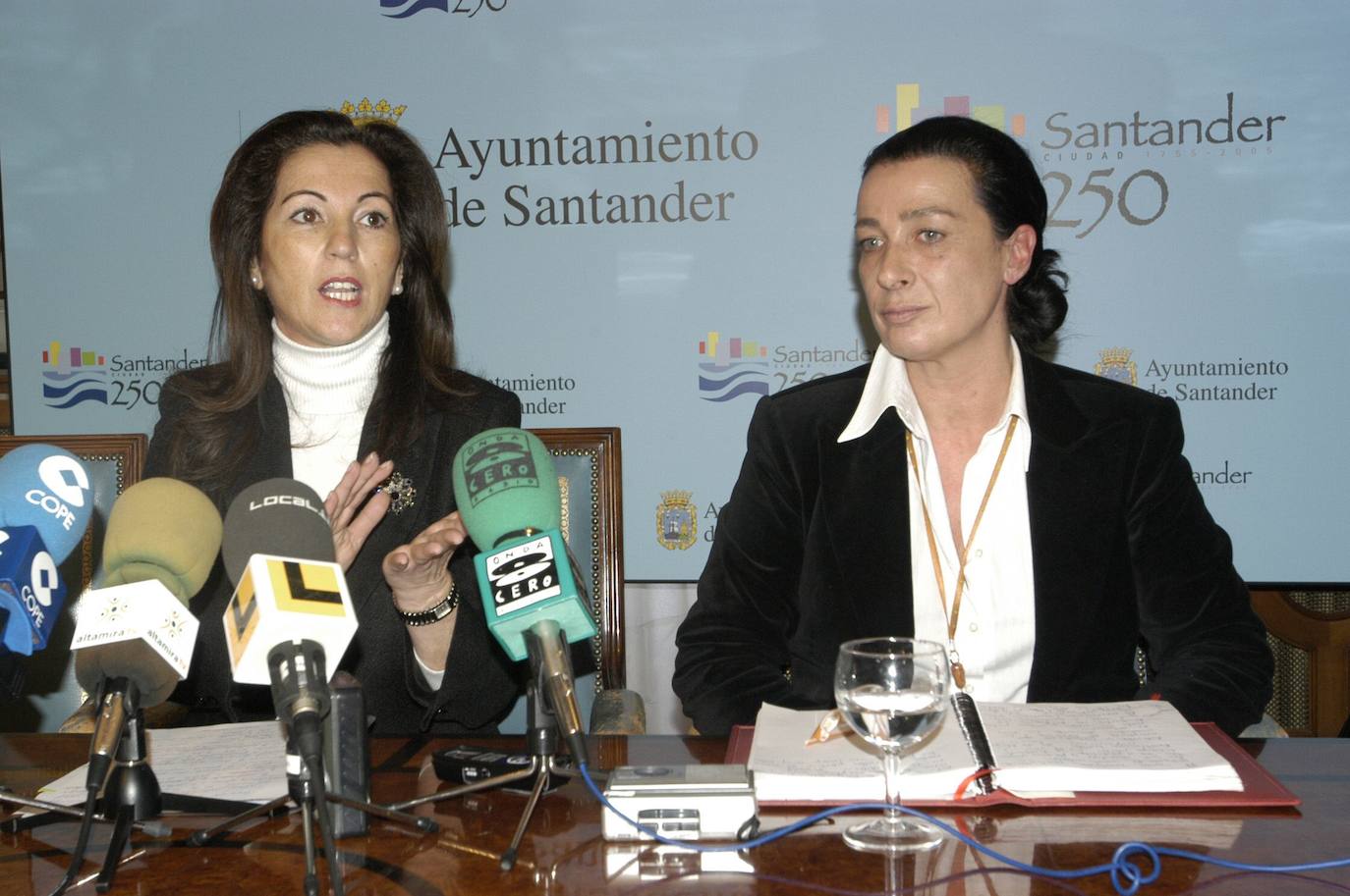 07/02/2006. De izq. a dcha, Carmen Martín, concejala de Salud; y Carmen Ruiz, concejala de Igualdad de Santander