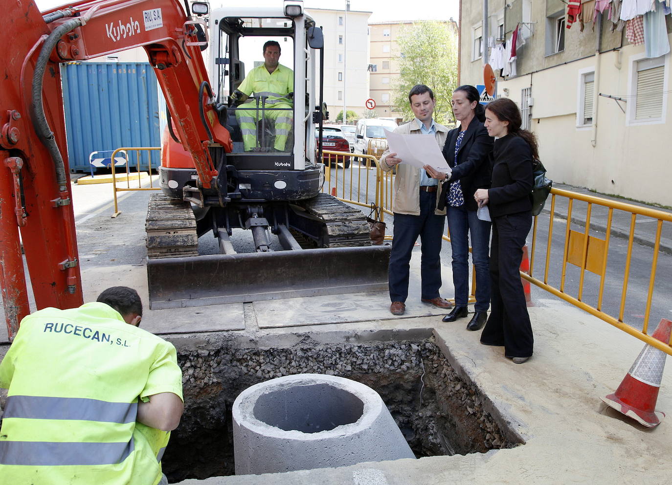 27/04/2009. Carmen Ruiz supervisando las obras de saneamiento de Monte.