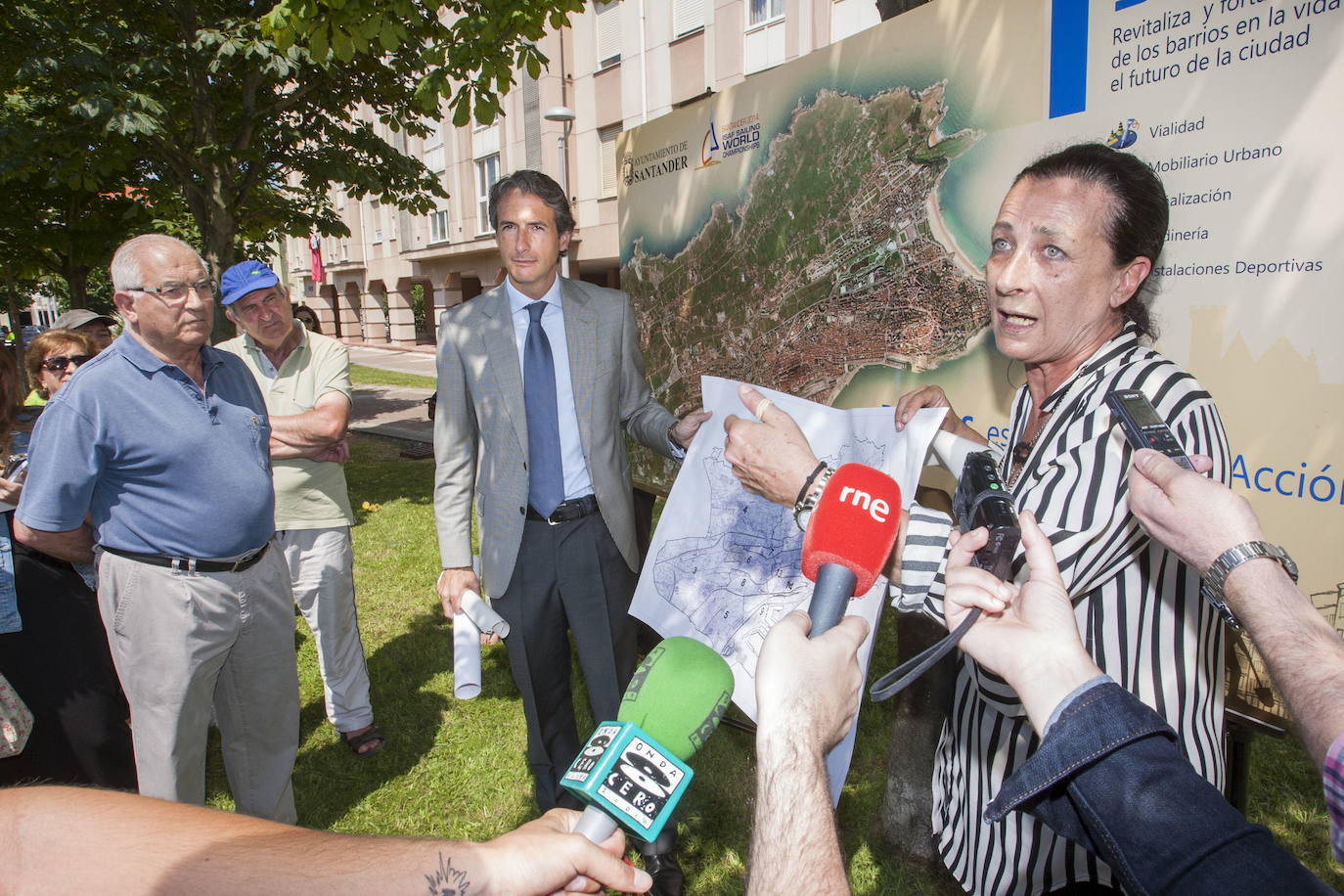 08/07/2013. Inicio del programa 'Se Avecina' de mejora de El ALisal de Santander. En la imagen, el alcalde Iñigo de la Serna y la concejala Carmen Ruiz Lavín explican a los vecinos el plan de mejora del barrio. 