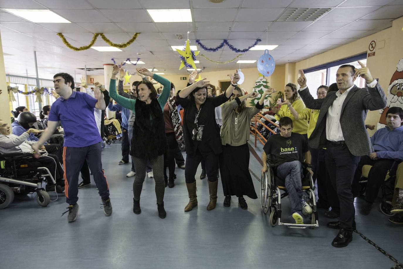 23/12/2016: Visita al centro Aspace, Santander. En el centro bailando, Gema Igual, Carmen Ruiz, María Tejerina y Juan Domínguez.