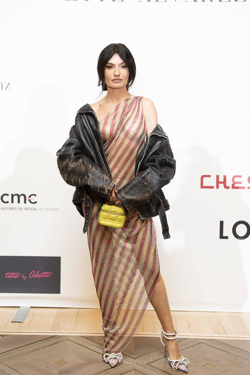 Odette Álvarez ha vuelto a brillar en Mercedes-Benz Fashion Week Madrid ante el numeroso público que se ha congregado esta tarde en el Wellington Hotel & Spa de Madrid con motivo de la presentación de su colección Selena Spring 2003. Incondicionales de la diseñadora cántabra como Carmen Lomana, Cristina Cifuentes, las actrices María Castro y Luisa Mayol, la presentadora de televisión Flora González, las influencers Eugenia Osborne, Carla Hinojosa, Madame de Rosa y Marta Carriedo, entre otras, han vuelto a demostrar su pasión por el trabajo de la santanderina que no ha dejado a nadie indiferente. 