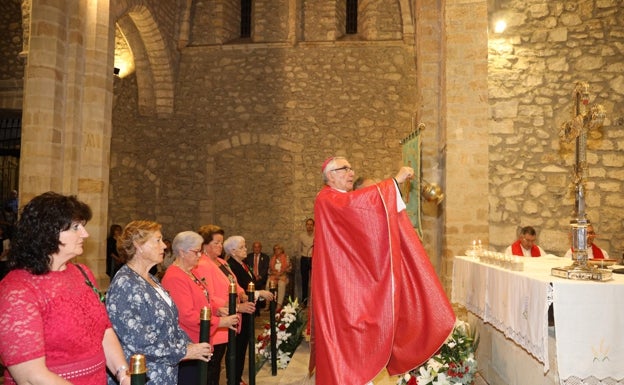 Imagen principal - Tres momentos de la celebración religiosa en la iglesia del monasterio de Santo Toribio 