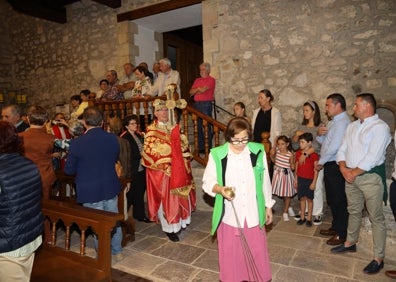 Imagen secundaria 1 - Tres momentos de la celebración religiosa en la iglesia del monasterio de Santo Toribio 