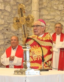 Imagen secundaria 2 - Tres momentos de la celebración religiosa en la iglesia del monasterio de Santo Toribio 