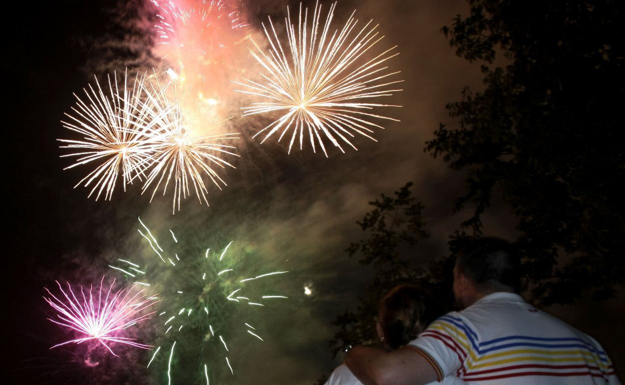 El Ayuntamiento de Torrelavega cambió el espectáculo de drones por fuegos artificiales. 