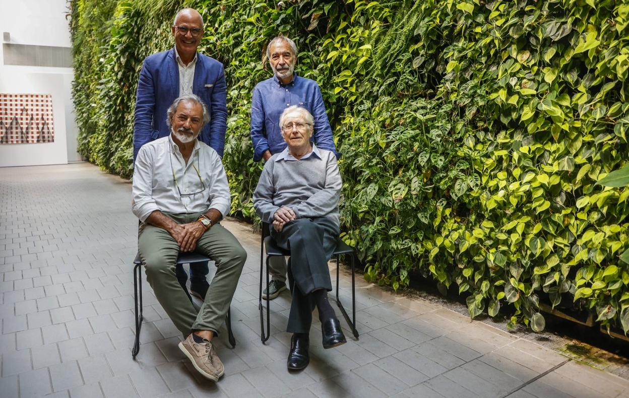 Marnay López Ayerdi (sentados) y detrás Pedro López y Luis Medina presentaron ayer sus proyectos en Tabacalera.