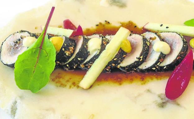 Tataki de bonito con curry y mahonesa de manzana