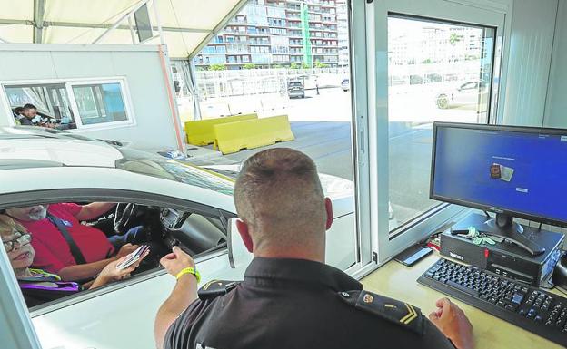 Control de pasaporte. Los agentes cotejan la fotografía y chequean el microchip del documento