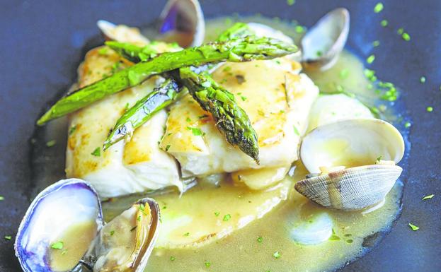 Merluza de anzuelo en salsa verde con almejas y trigueros. 