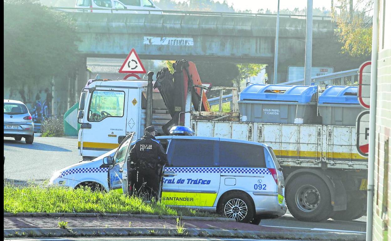 El camión de Ascán, con los contenedores, incautado por la Policía en mitad de una rotonda. 