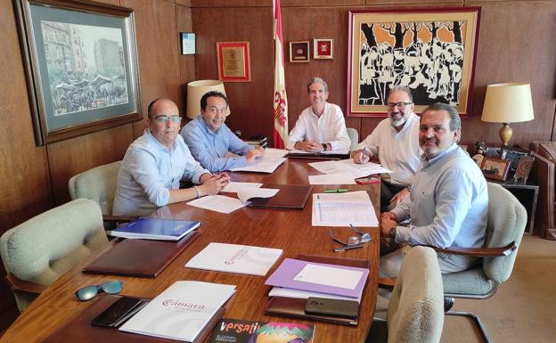 Ángel García Viñas, Carlos Fernández, Carlos Augusto, Raúl Santos y Enrique Portilla, reunidos para la organización de la nueva feria Cantabria Emplea. 