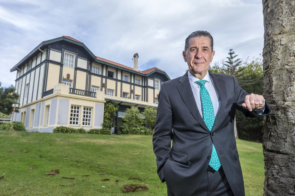 Francisco Agudo, nuevo presidente de la Asociación Empresarial de Hostelería de Cantabria, posa delante de su sede, en Las Carolinas.