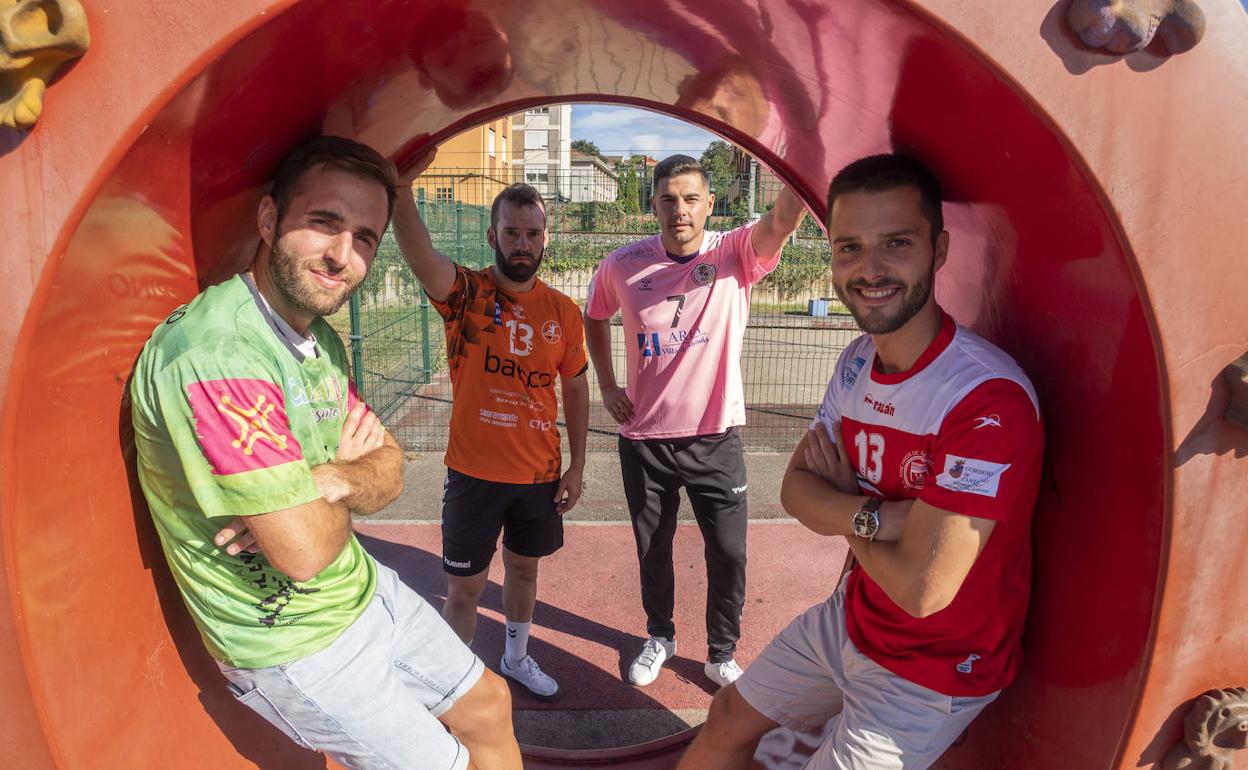 Ramiro Merino, Ángel Torre, Manu Castaño y Mario Hernando, capitanes de Camargo Turismo, Bathco, Santoña y Lafuente Pereda. 