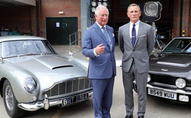 Carlos de Inglaterra junto a Daniel Craig y dos modelos de Bentley. 