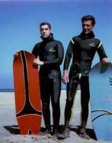 Imagen secundaria 2 - 1. Pioneros del surf en Cantabria: (de izq. a dcha.) Manuel Martínez 'Lolis', José Manuel Merodio, Antonio Sáez, Carlos Beraza, Jesús Fiochi, José Manuel Gutiérrez 'Meco' y Juan Giribet. | 2. Antonio Sáez, Manuel Gutiérrez 'Meco', Juan Giribet y Manuel Martínez 'Lolis', en Islares en 1966. | 3. Antonio Sáez y Manuel Martínez 'Lolis' en El Sardinero en 1965.