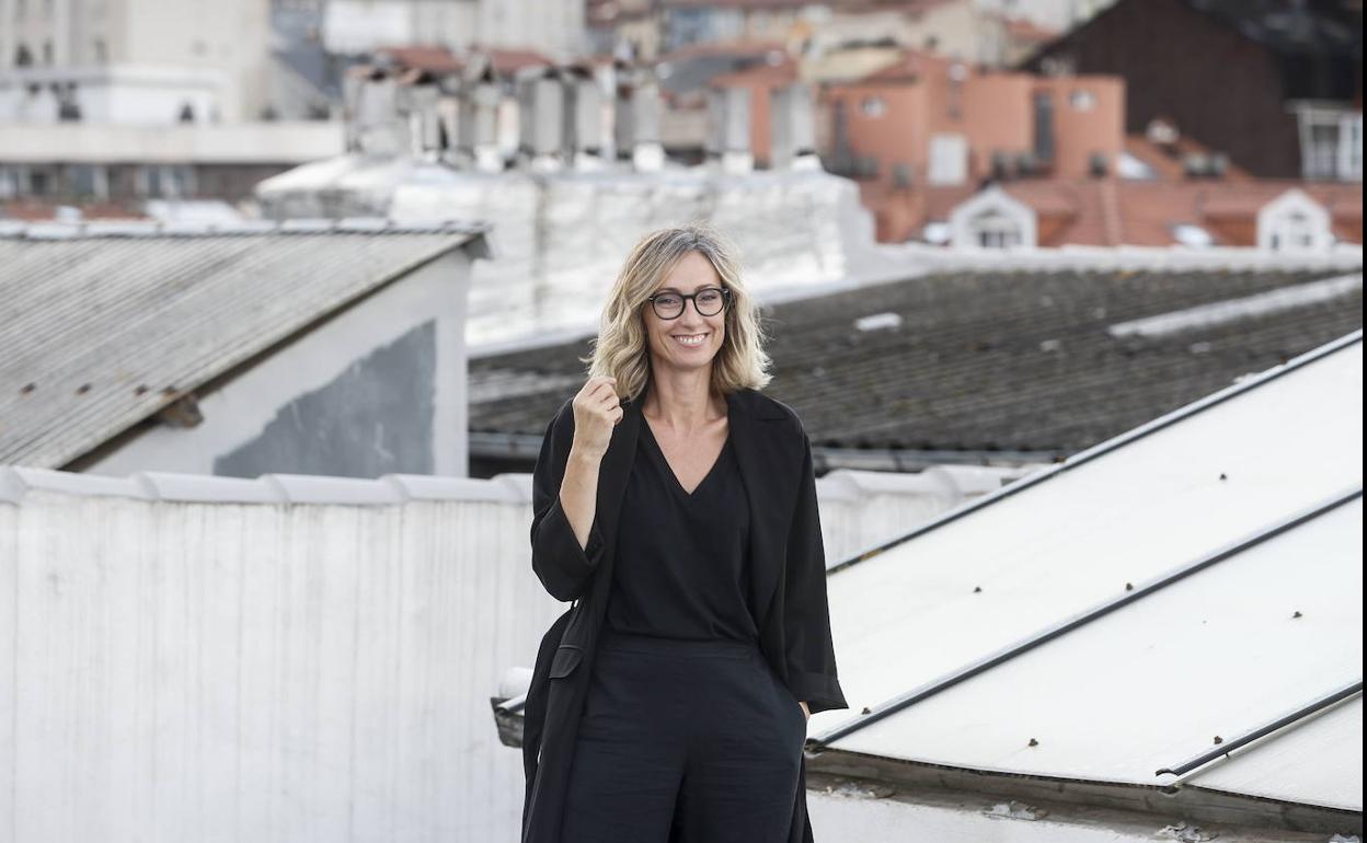 Marta San Miguel presenta hoy en la librería Gil su primera novela, 'Antes del salto'