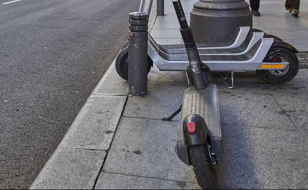 Roba un patinete, lo abandona al ver a la Policía y el dueño no puede acreditar su propiedad