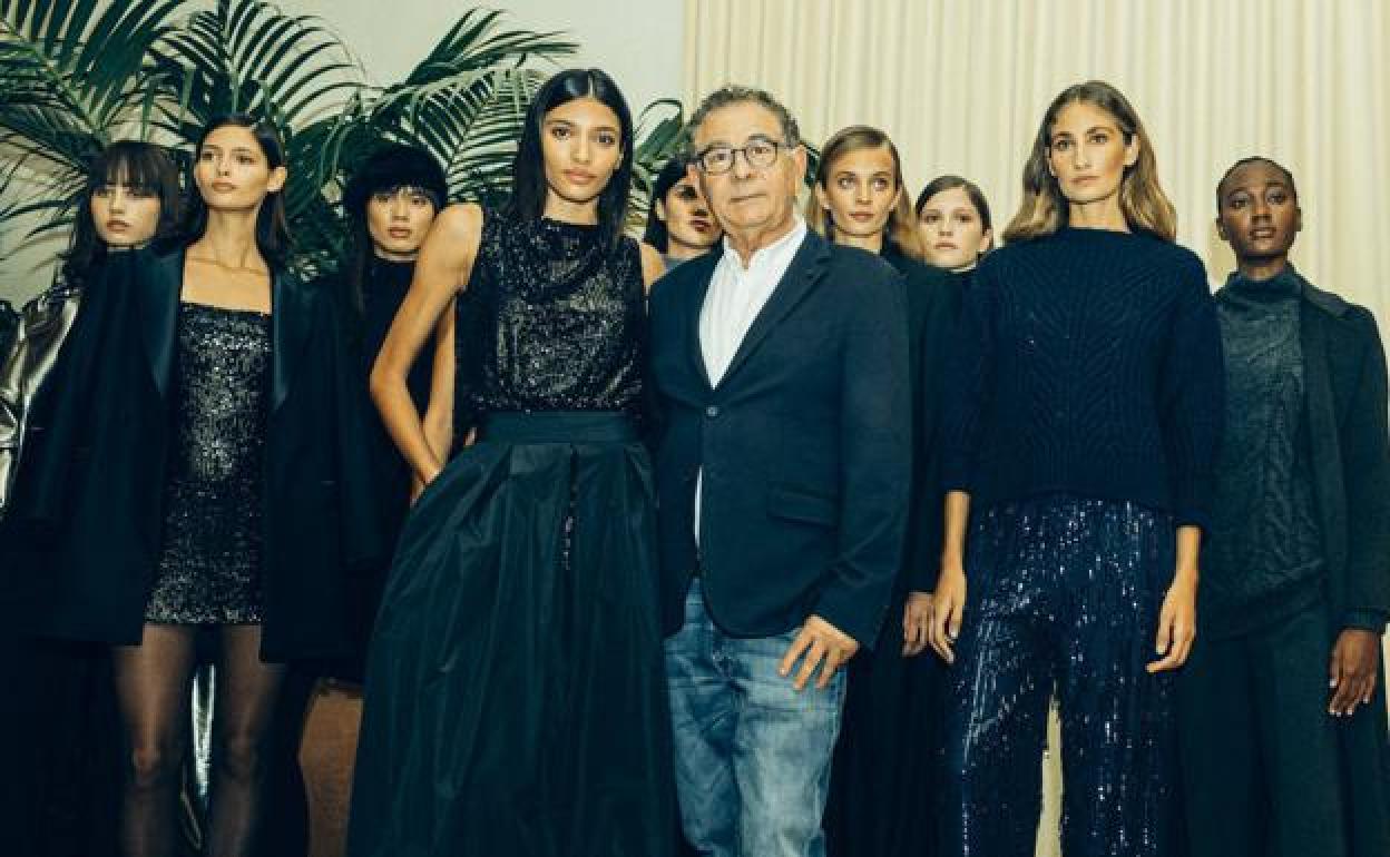 El diseñador gallego Roberto Verino (c) posa con las modelos tras la presentación de su nueva colección otoño-invierno '22 en el marco de Madrid es Moda, prendas que destilan elegancia para el día a día. 