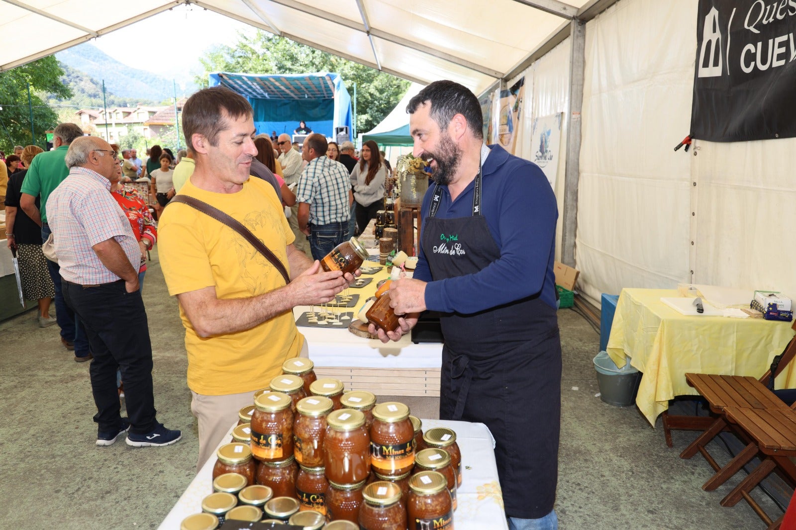 Fotos: Éxito de participación en la Feria de la Miel de Vega de Liébana