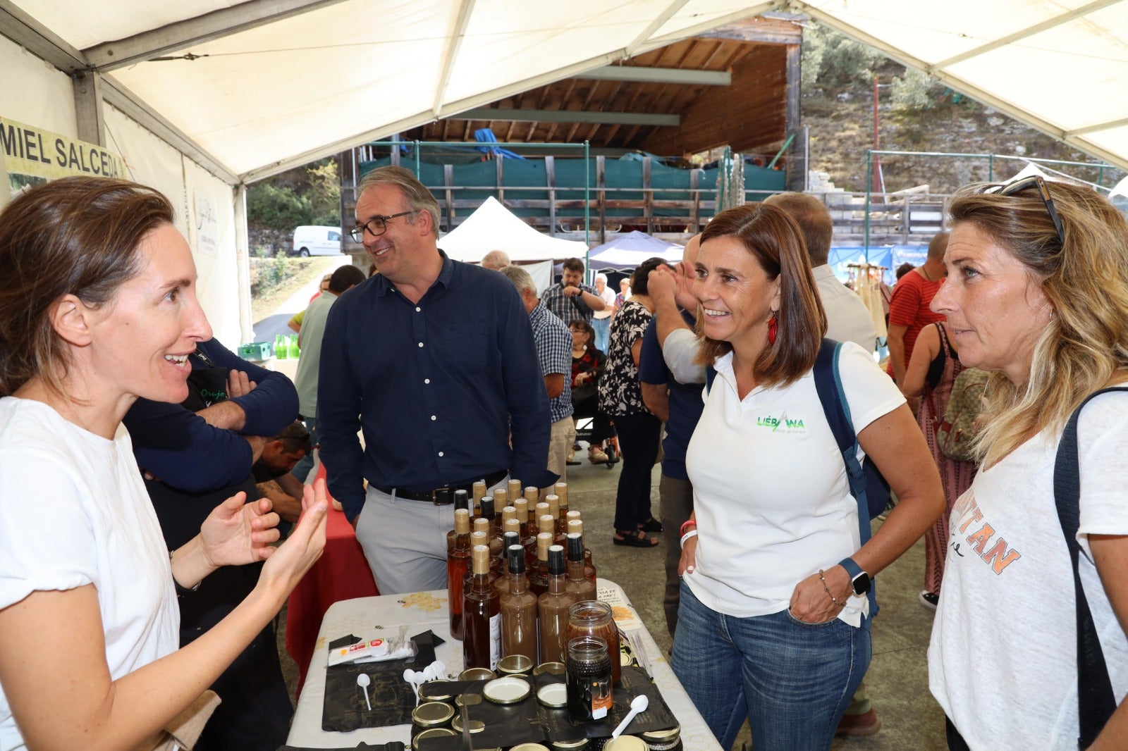 Fotos: Éxito de participación en la Feria de la Miel de Vega de Liébana