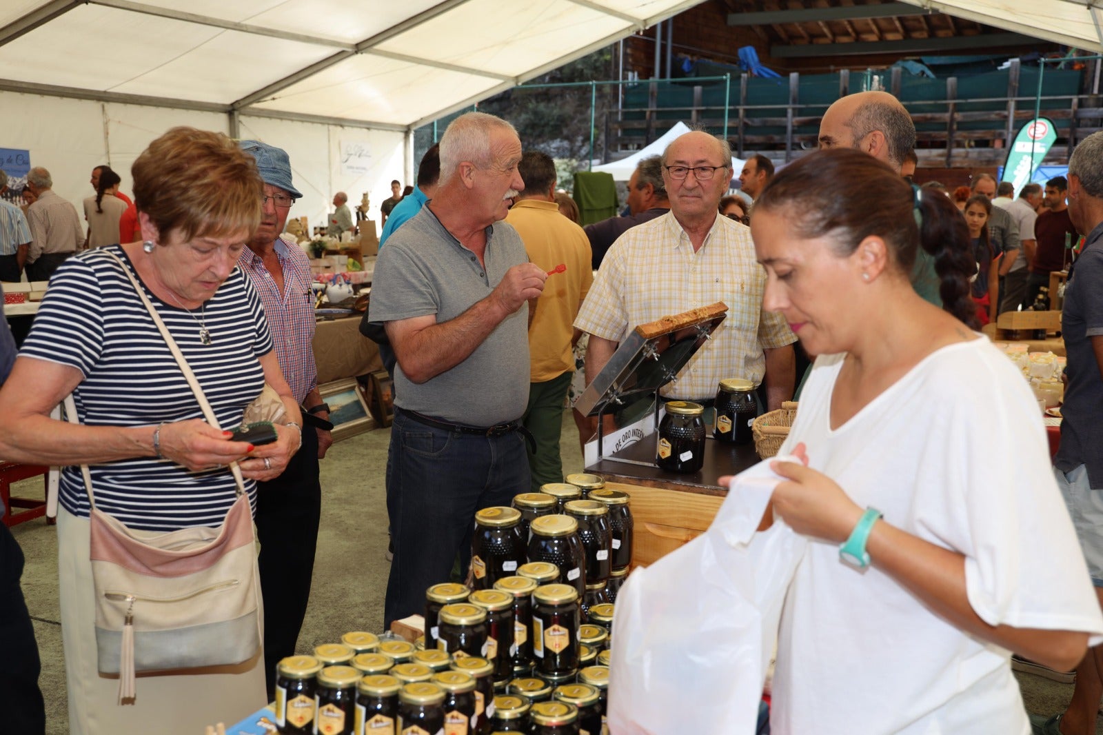 Fotos: Éxito de participación en la Feria de la Miel de Vega de Liébana