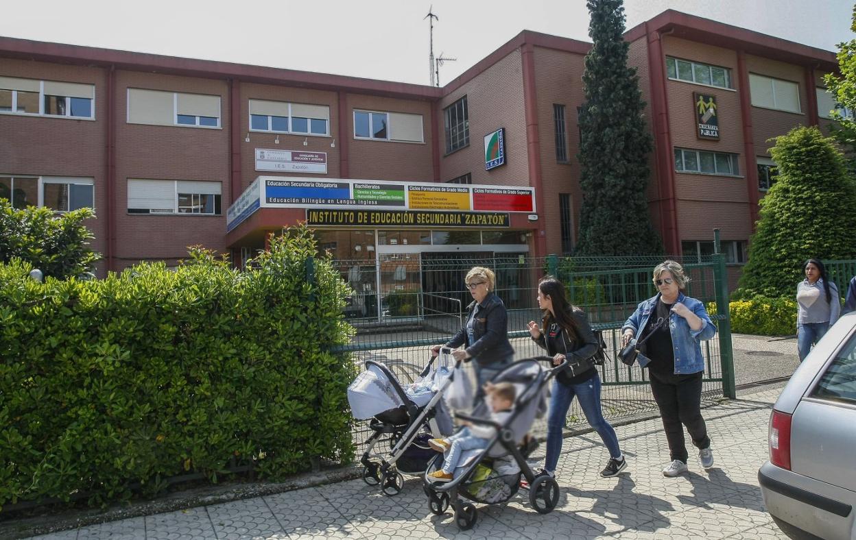 Vecinas caminan frente al Instituto de Educación Secundaria (IES) El Zapatón, en una imagen de archivo. 