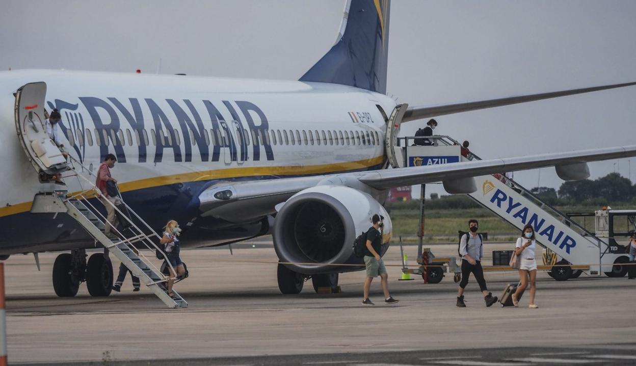 Un grupo de pasajeros desembarca de un vuelo de Ryanair recién llegado al Seve Ballesteros.