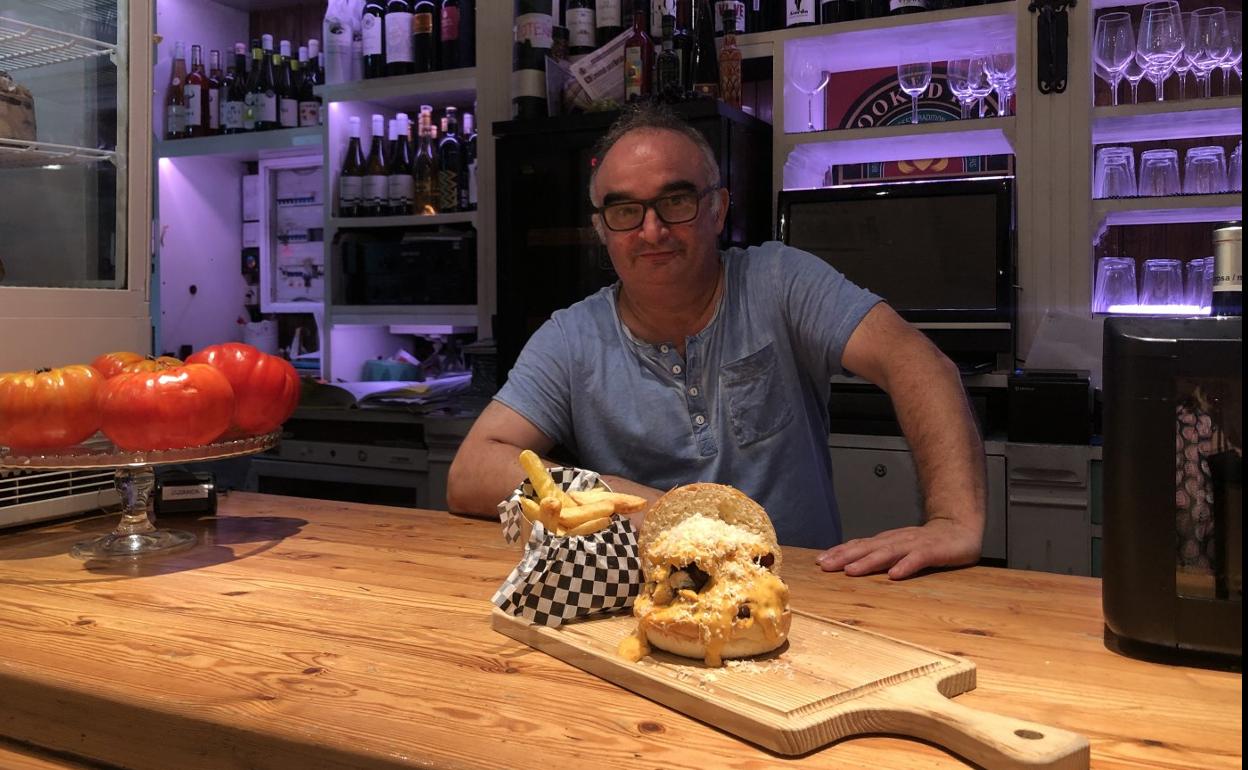 José Manuel Alcaraz, con la hamburguesa El Pendo, tercera mejor 'cheeeseburger' en el Campeonato de España de este año. dm